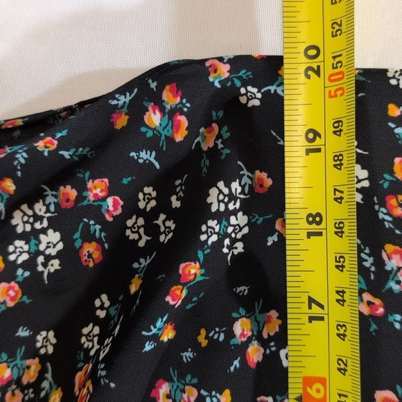 LC Lauren Conrad Pleat Neck Blouse Size Medium - Picture 6 of 7